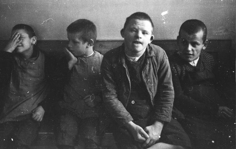 Chore psychicznie dzieci ze Szpitala psychiatrycznego Schönbrunn. Fotografia wykonana w 1934