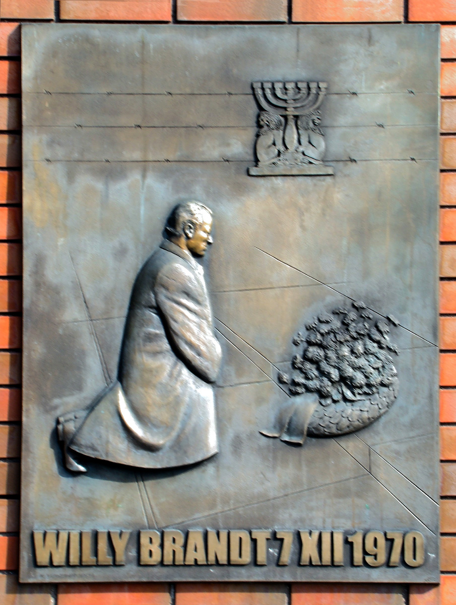 Tablica na pomniku Willy’ego Brandta przedstawiająca historyczny gest niemieckiego kanclerza