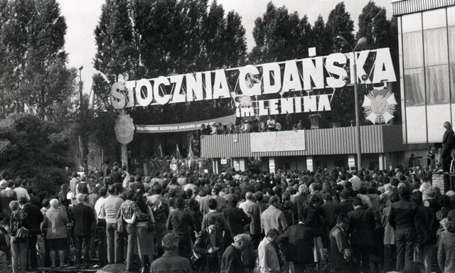 Mieszkańcy Gdańska przed bramą nr 2 Stocznią w sierpniu 1980