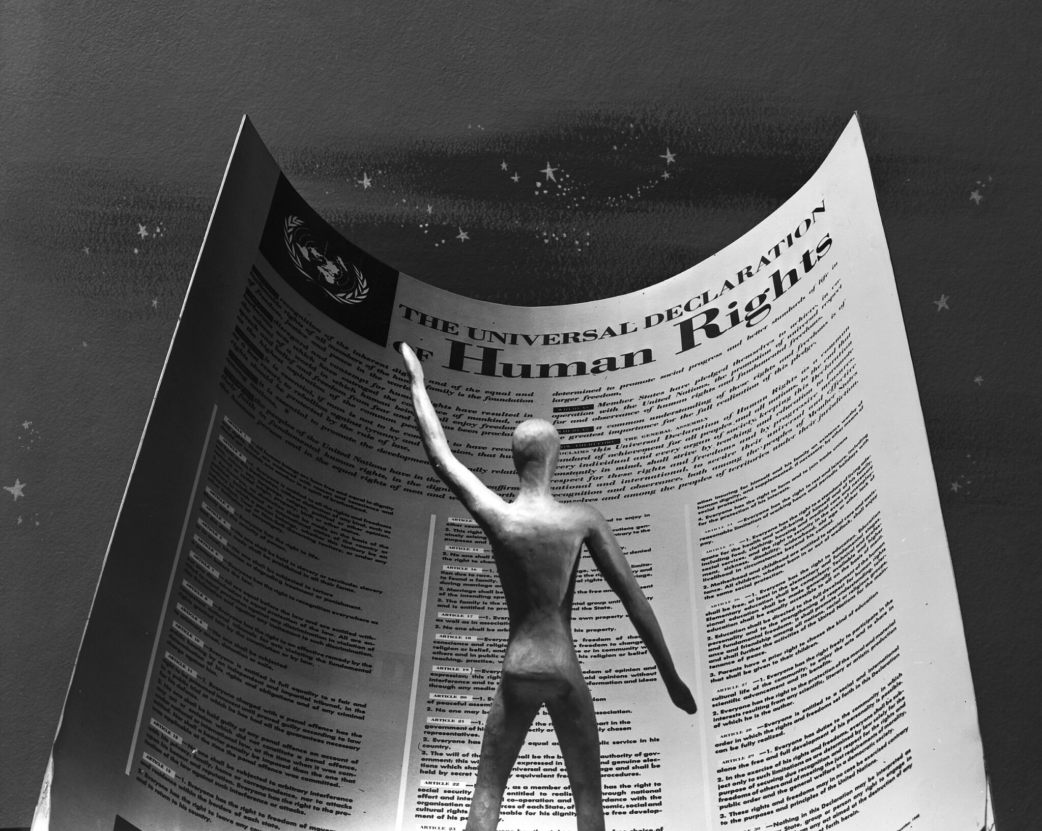 Figura człowieka na tle Powszechnej Deklaracji Praw Człowieka