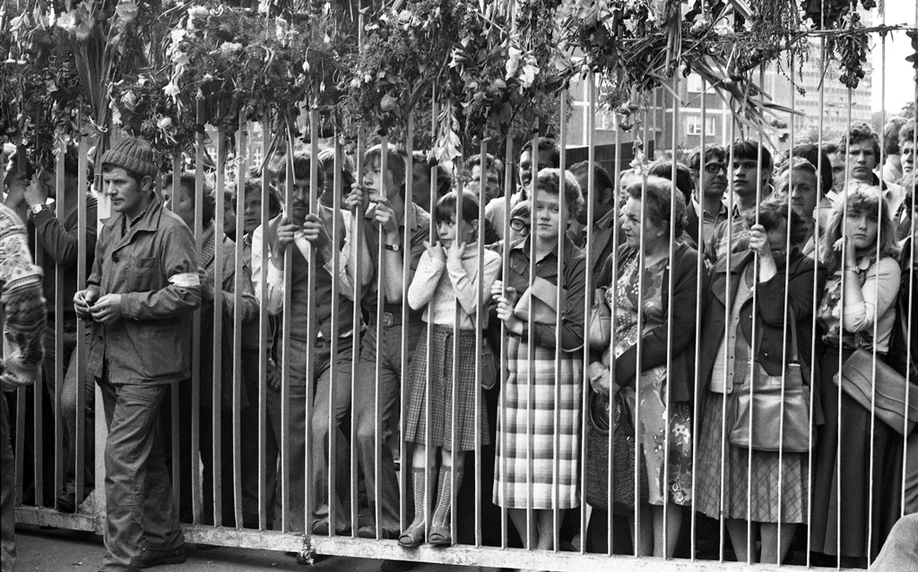 Rodziny strajkujących przy bramie nr 2 Stoczni Gdańskiej